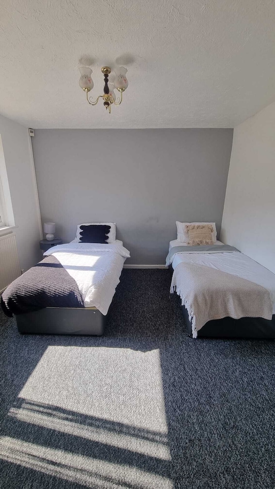 Doncaster-house-sleeps8-parking-garden