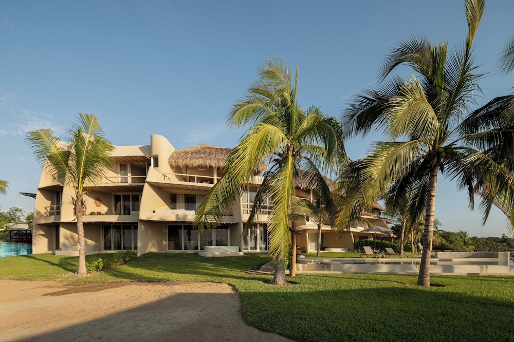 Beachfront Condo Los Panchos 101