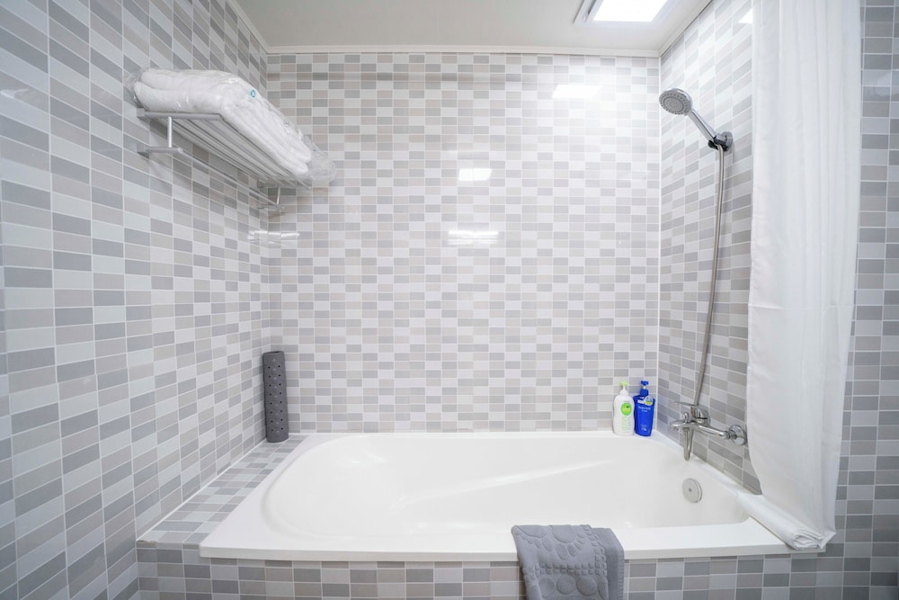 Tyms 4BR 2BA APT Riverside