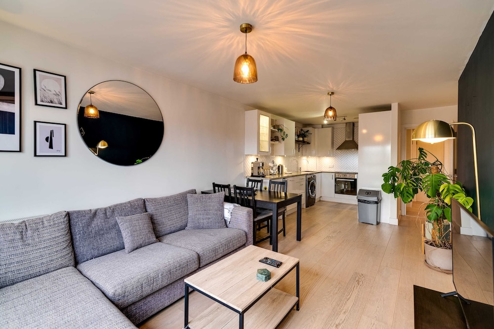 Spacious Modern Camberwell Apartment