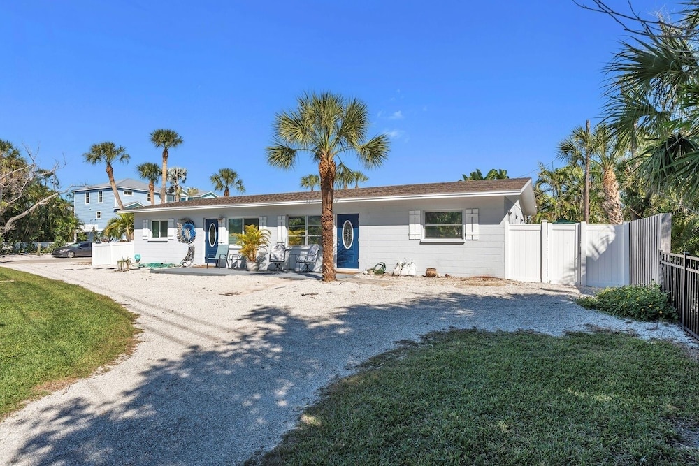 Barefoot Bungalow 2 Bedroom Home