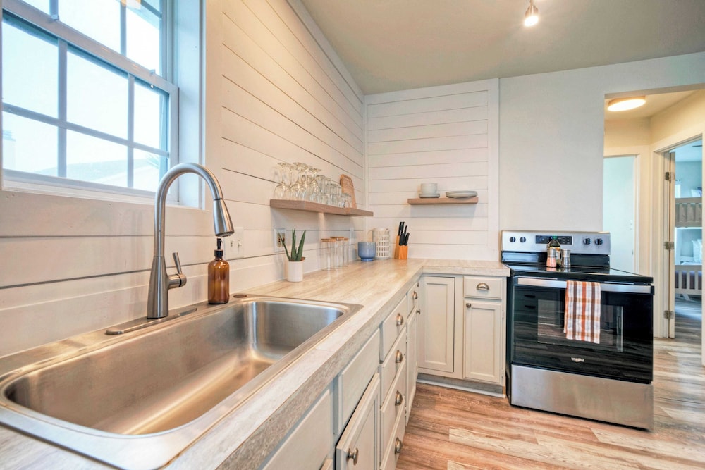 Near Beach & Dining in Golf Cart Zone + Private Balcony Salty Sunshine #B