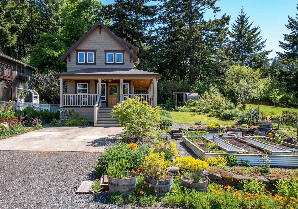 Venture Garden House 1 Bedroom Cottage by Redawning in Cascade Locks, US