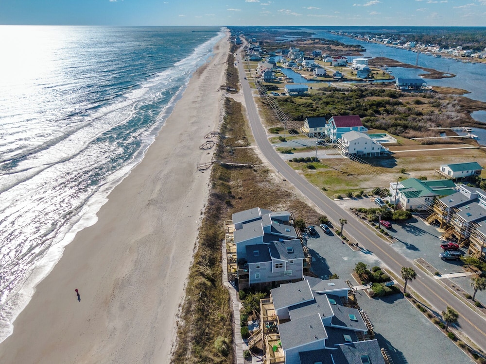 Pelican Nest by Topsail Realty