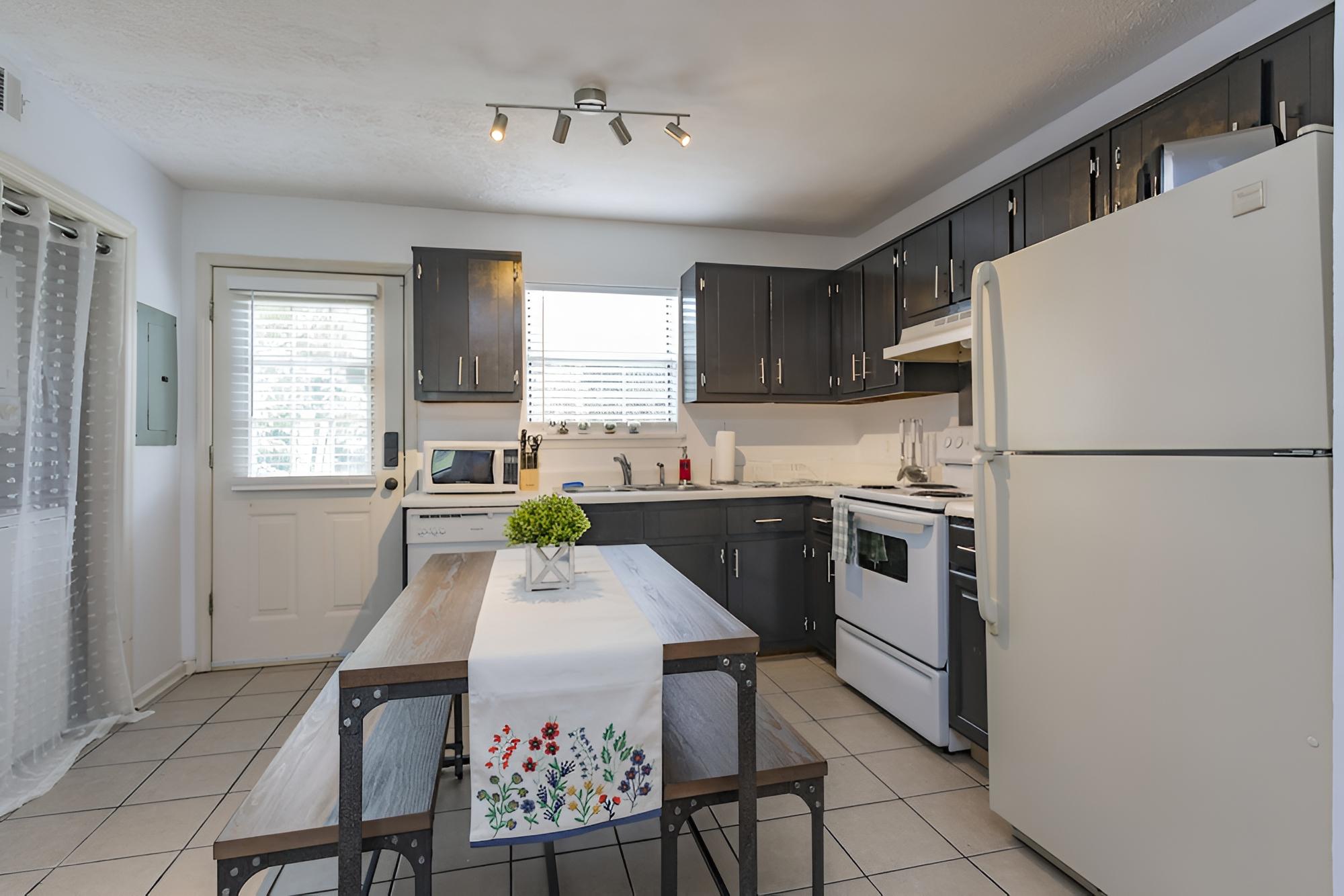Cozy 2BD Nashville Home Close to Restaurants view 2