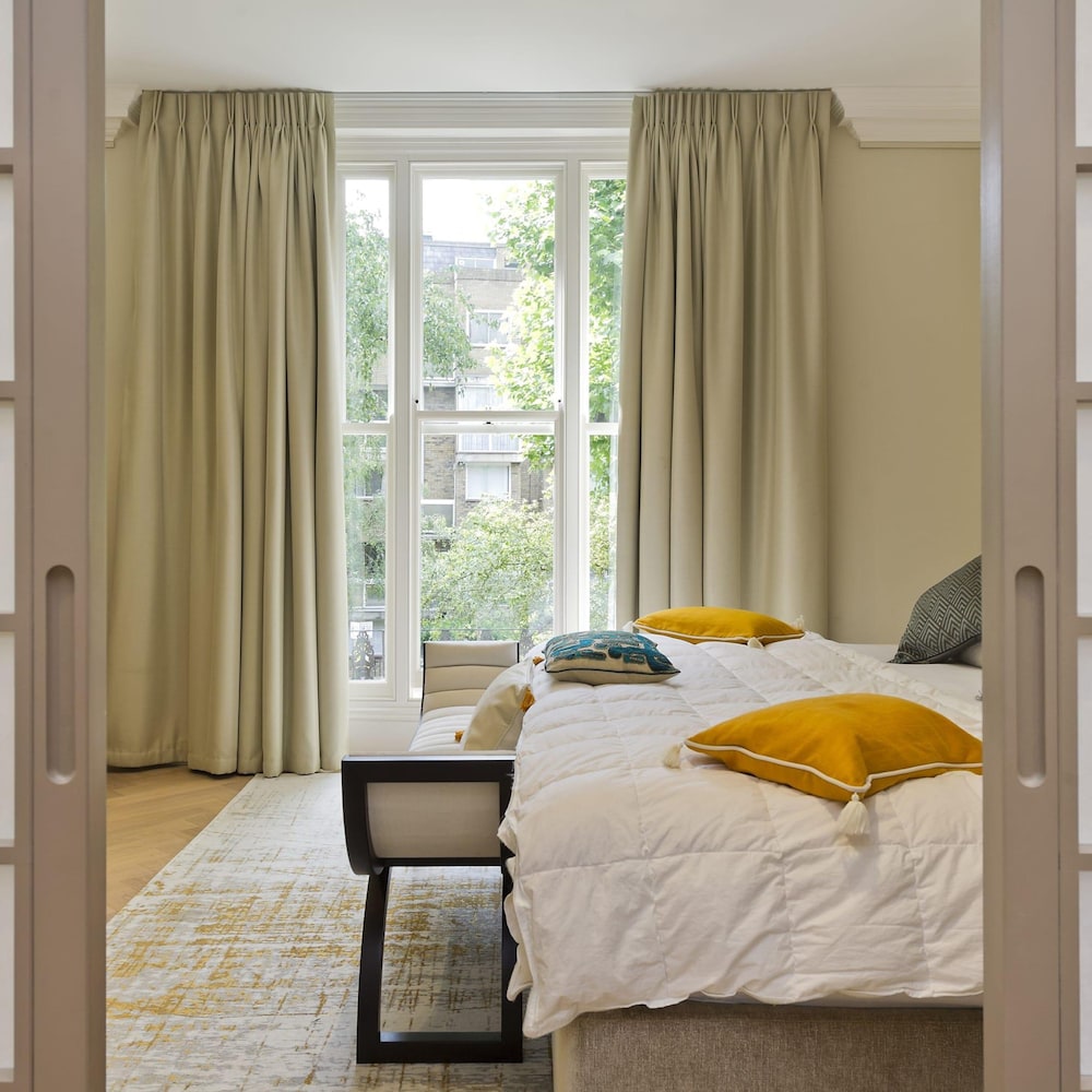 Astounding 7bed Notting Hill Family Home w Private Garden Games Room Parking