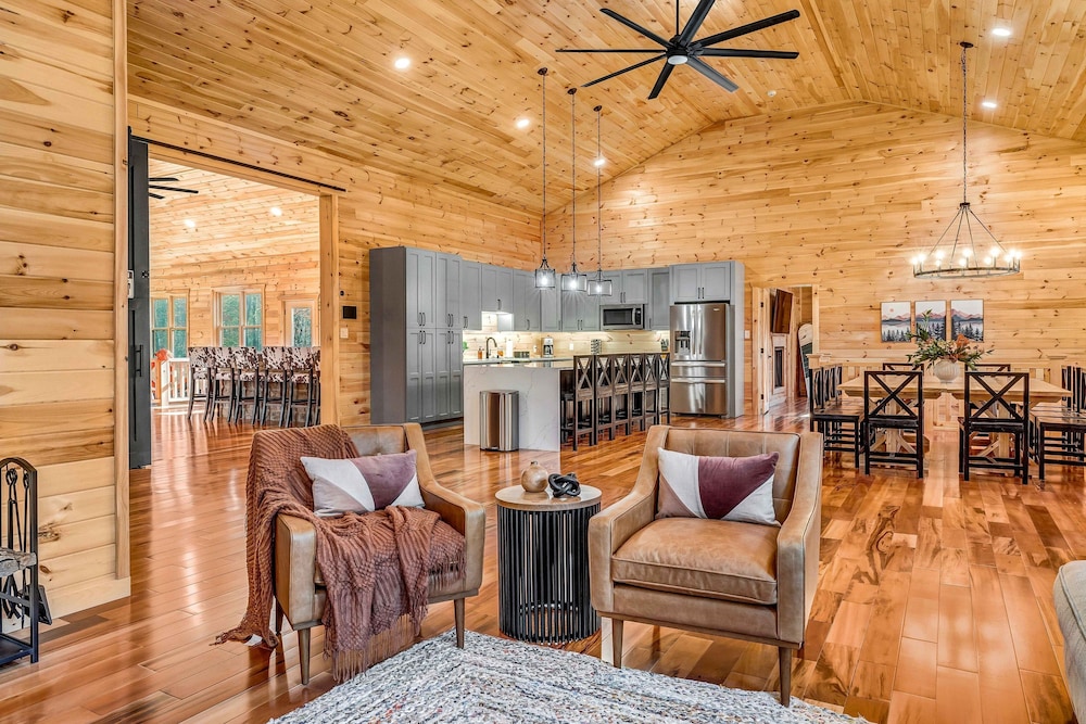 Grand Timber by Avantstay Indoor Pool Sauna Sports Court Game Room More