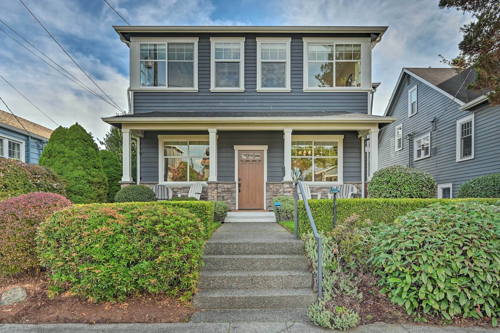 Sunny Seattle Home w/ Deck ~ 6 Mi to Downtown view 4