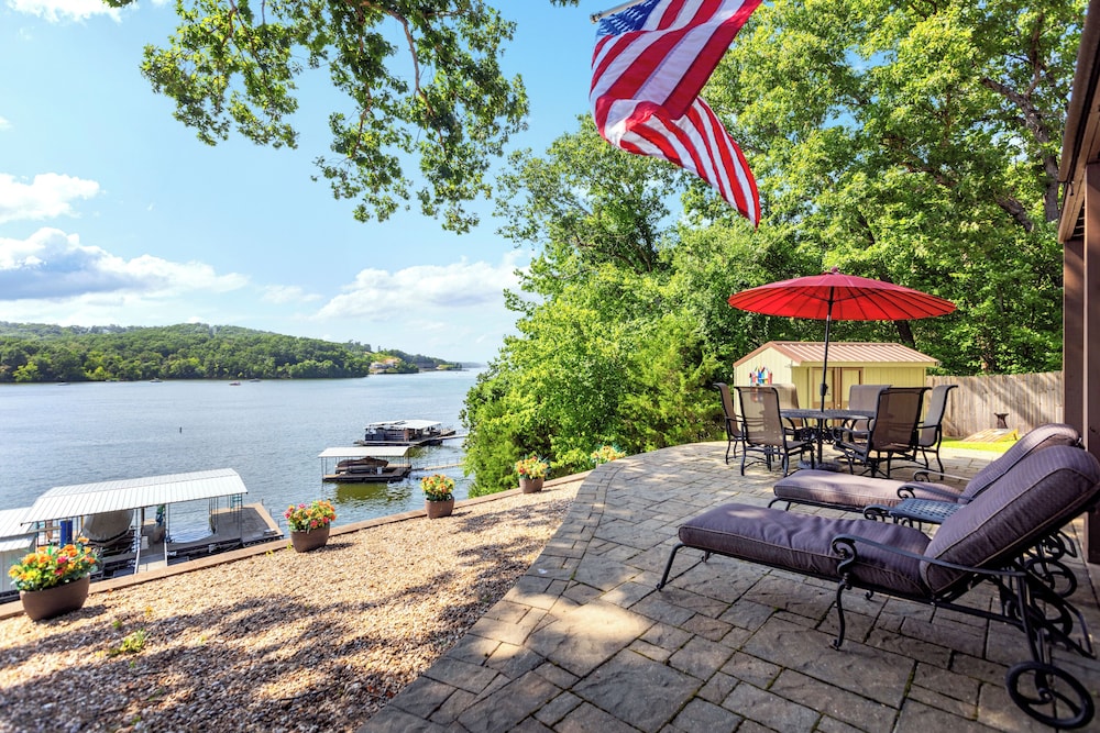 Lakeside Oasis Room for 12!