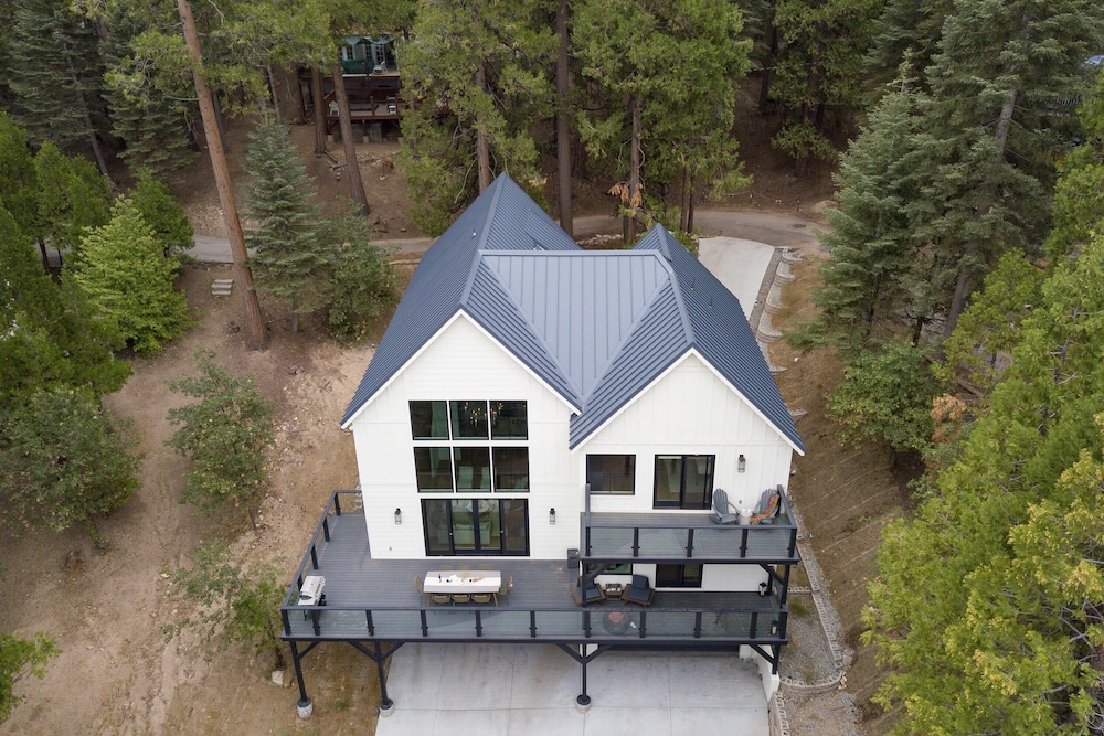 Luxury Retreat, 5mins to the Lake Game Room + Fire Pit Howlite by Avantstay
