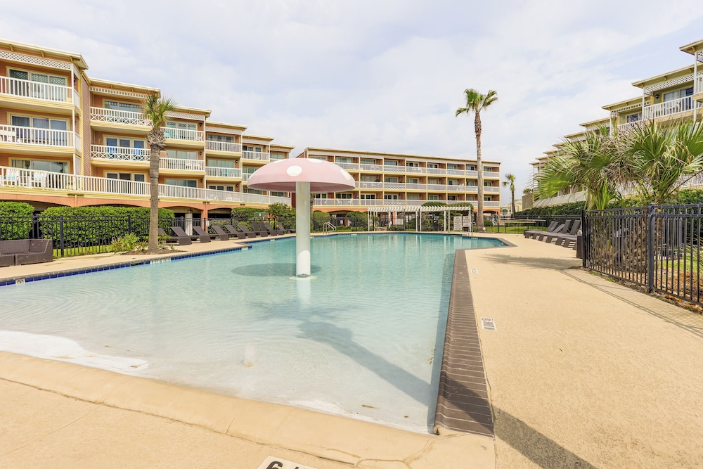 Pool & Hot Tub Access: Beachside Galveston Condo!