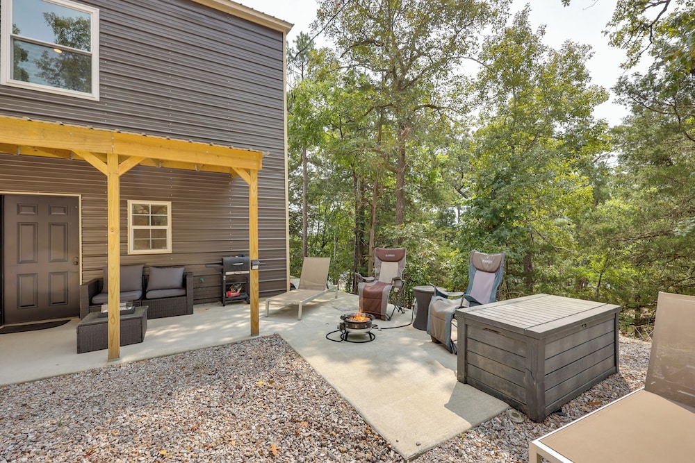 Walk to Lake Ouachita: Peaceful Duplex w/ Patio!