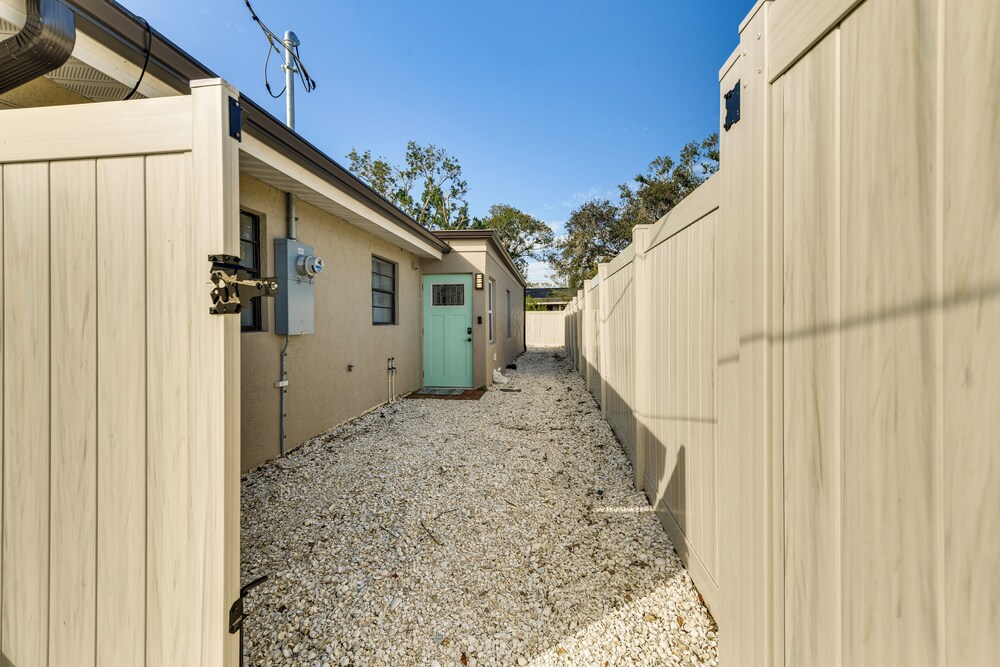 6 Mi to Dtwn: Sarasota Apt w/ Patio & Fire Pit