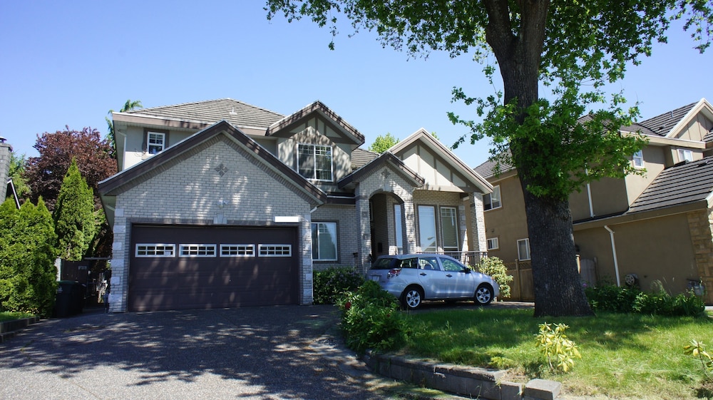 Surrey Vacations - Family Suite - Property Image 3