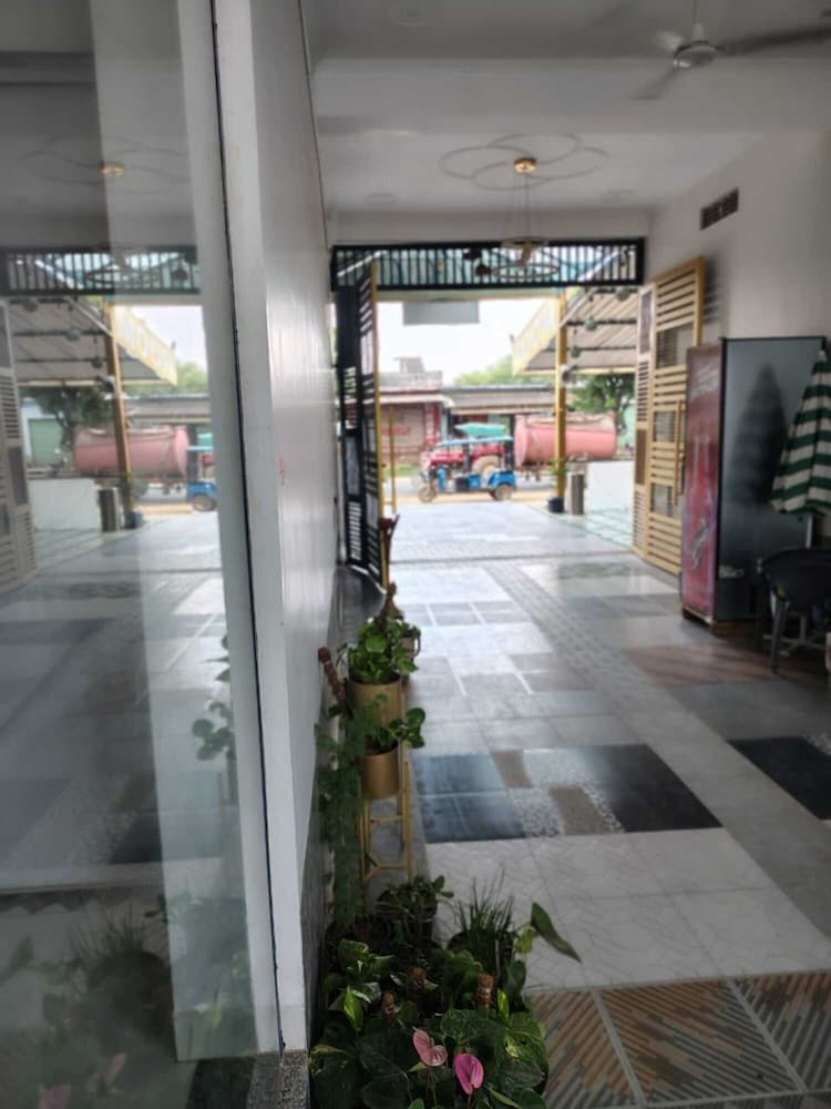 Baba Sundaram Hotel & Restaurant