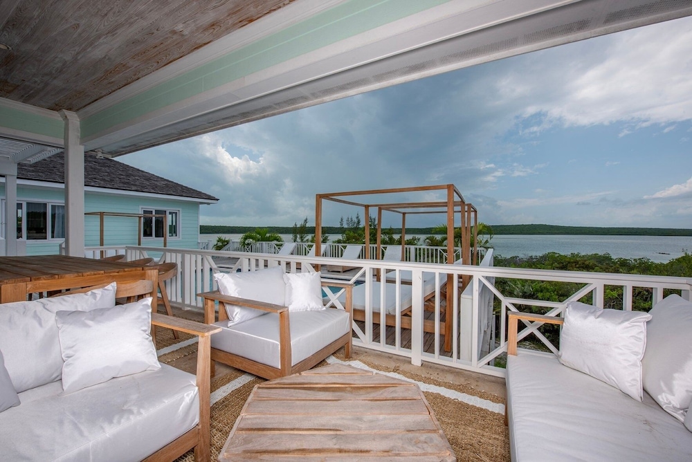 Turtle Pointe - Lux New Windermere Home W/pool, Boat Dock, Beach 3 Bedroom Home