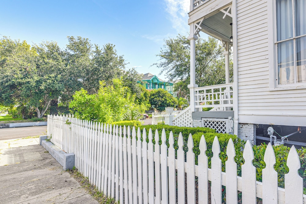 Golden-age Galveston Getaway - Walk to The Strand!