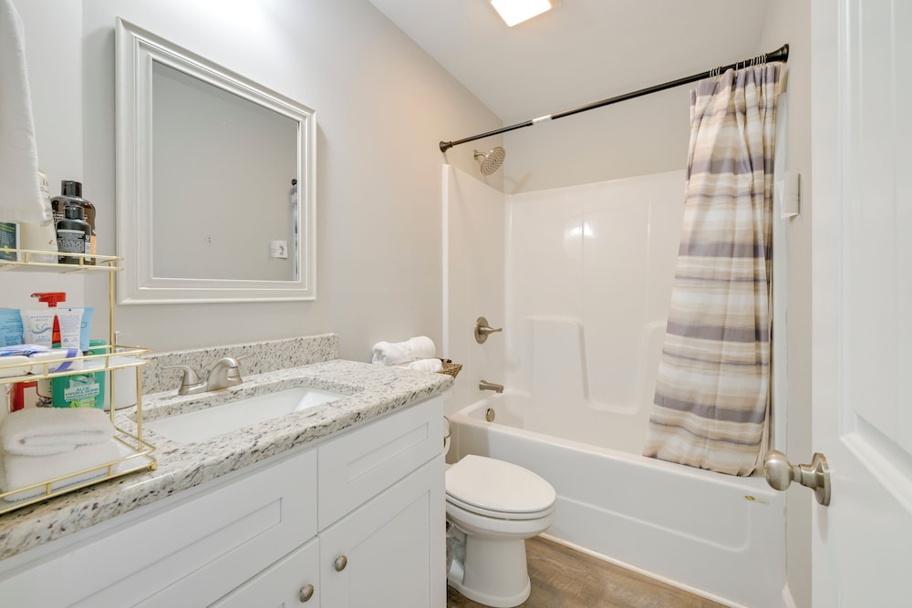 Stay & Play: Spacious Concord Townhome Near Uptown
