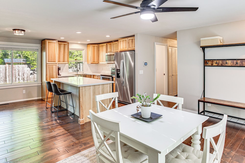 Golf, Hike, Dine & Relax: Home in Port Orchard, photo 2