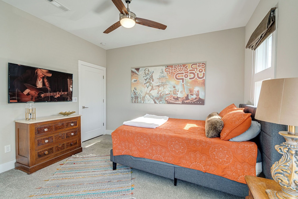 Cultured Coach - Mins to Broadway - Private Rooftop