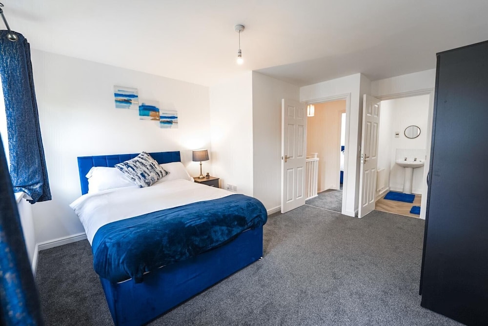 4 Bed House - Sleeps 8 - Garden - Parking - Wifi