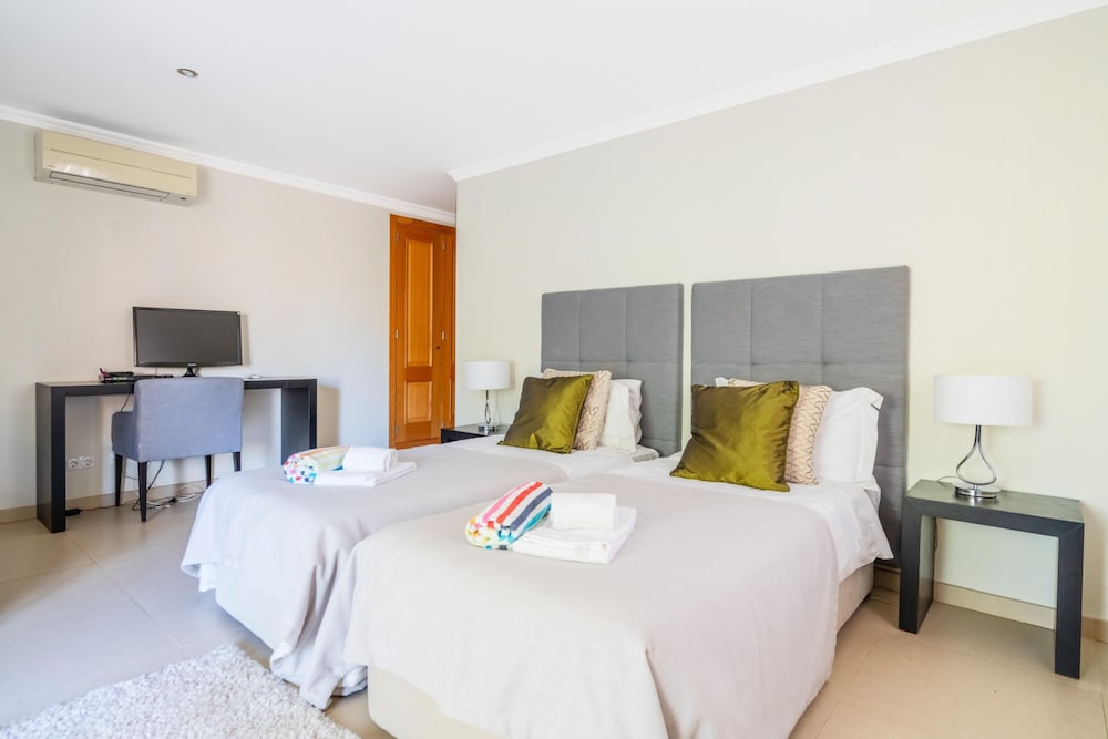 Villa Amarela - Luxurious 4 Bedroom Villa in Lagos