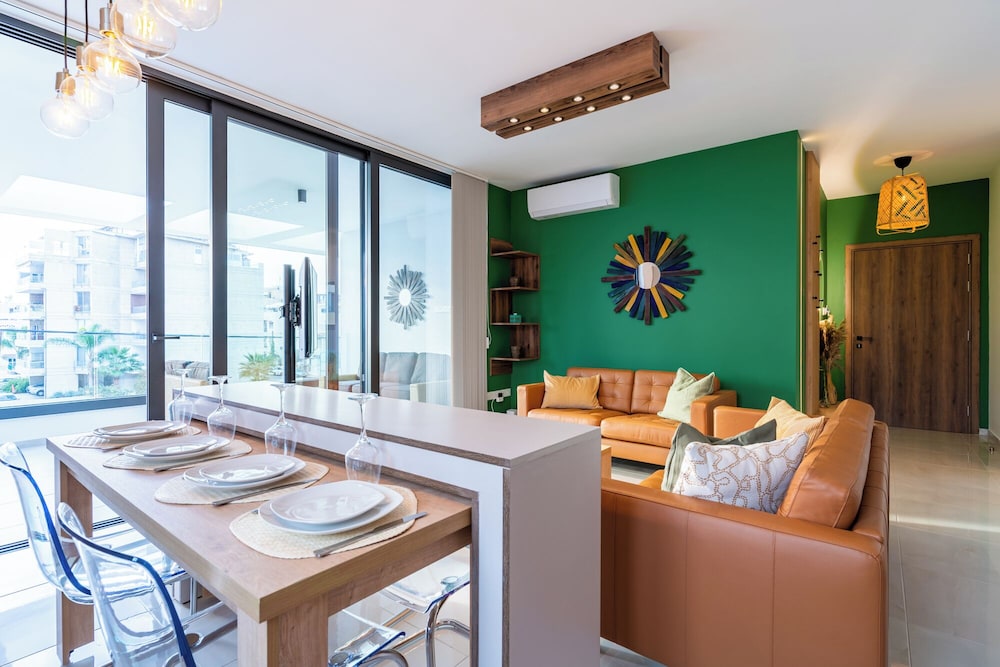 Beachcomber 2-BR Apartment in Larnaca