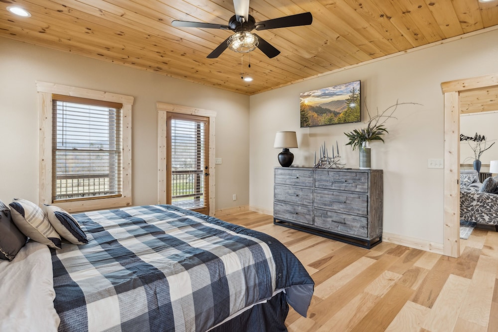 Robeson Hood Lodge 4 Bedroom Home