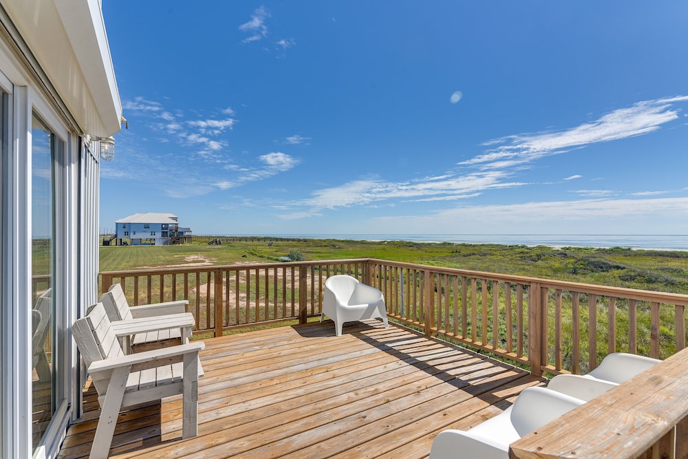 Charming Freeport Getaway w/ Deck, Walk to Beach! view 2