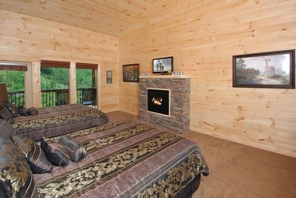 Smoky's Summit - 4 Bedrooms, 4 Baths, Sleeps 14 Home by RedAwning