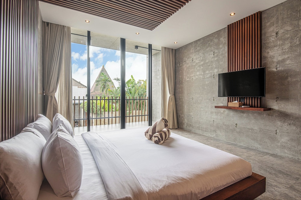 Modern 4BR Canggu Retreat Just 8mins to the Beach
