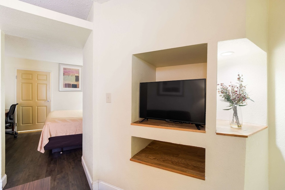 Statesboro Vacations - Quality Inn  Suites Conference Center Statesboro Historic District - Property Image 32