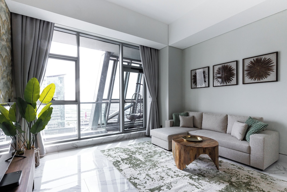 SIMPLY COMFORT Urban Chic Suites in J One Tower City & Canal Views