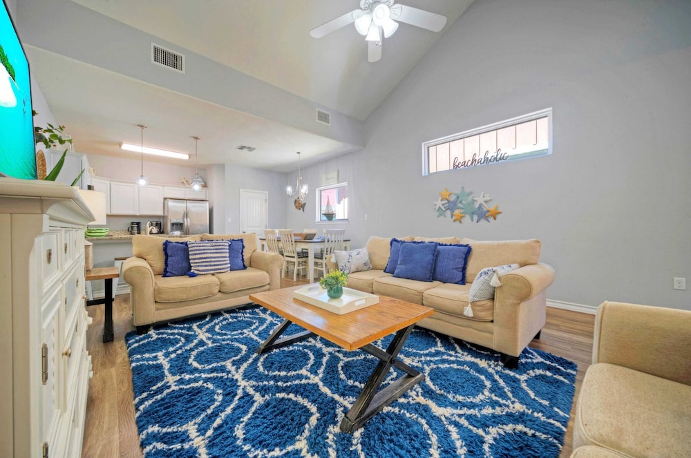 Sleeps 29, 3 Homes Beachside Resort Pool, Walk to the Beach