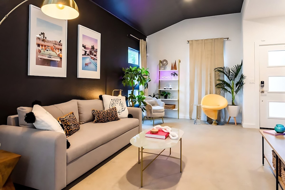 Downtown Austin Oasis w Pool & Hot Tubsleeps 16