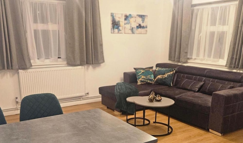 London Chic Apt, Great Location Free Parking