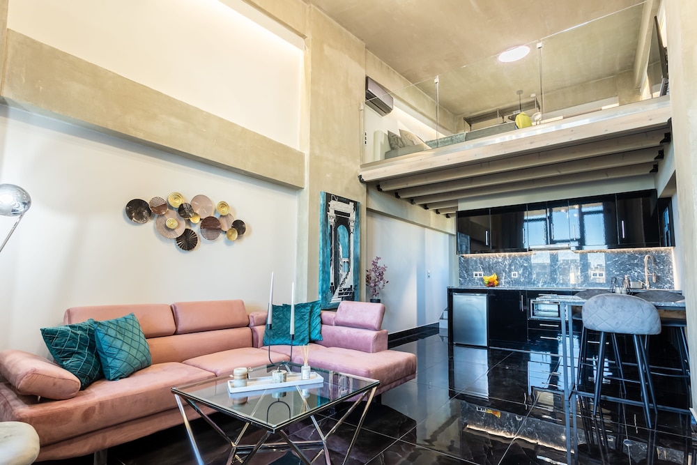 Ventiri Lofts - Luxury Penthouse w Home Cinema