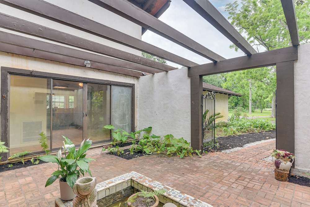 2 Mi to Dtwn: Spacious Angleton Home w/ Courtyard!