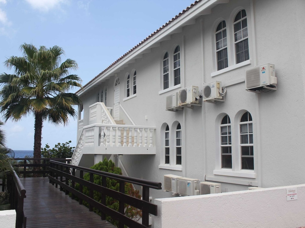 Sea-view Apartment in Mambo Beach Near Seaaquarium view 4