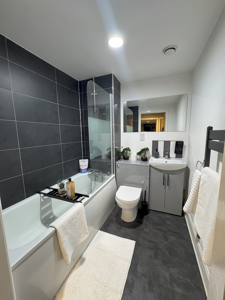 Modern 2 Bedroom City Oasis in Manchester
