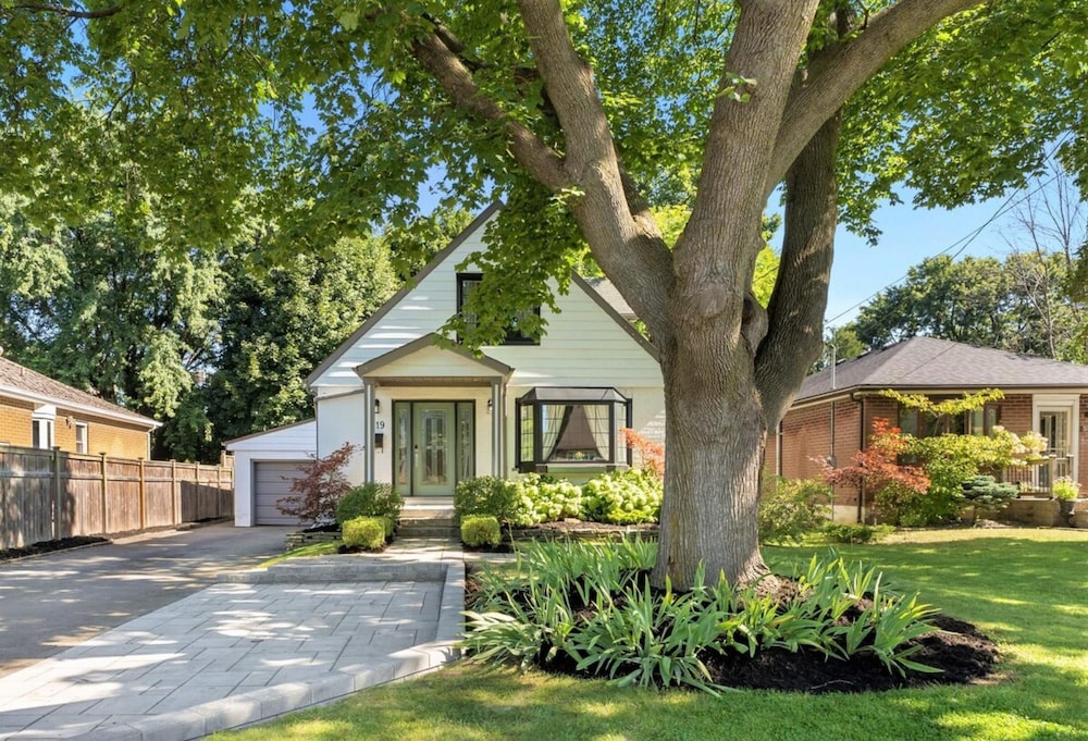 Spacious 2bdrm Home in Burlington
