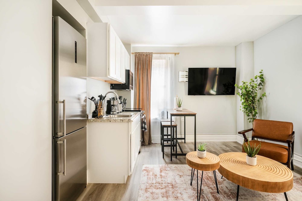 73-508 New 1BR 1bth UWS Doorman Gym
