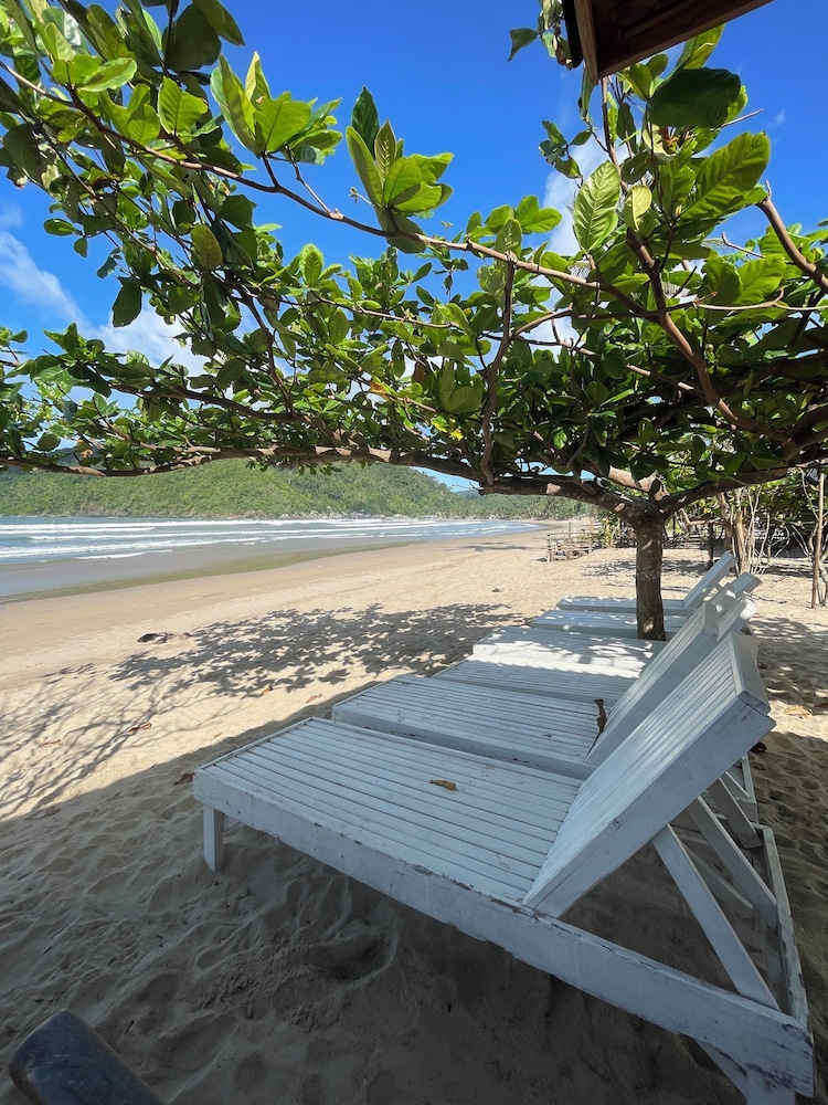 Akoya Beach Park & Cottages