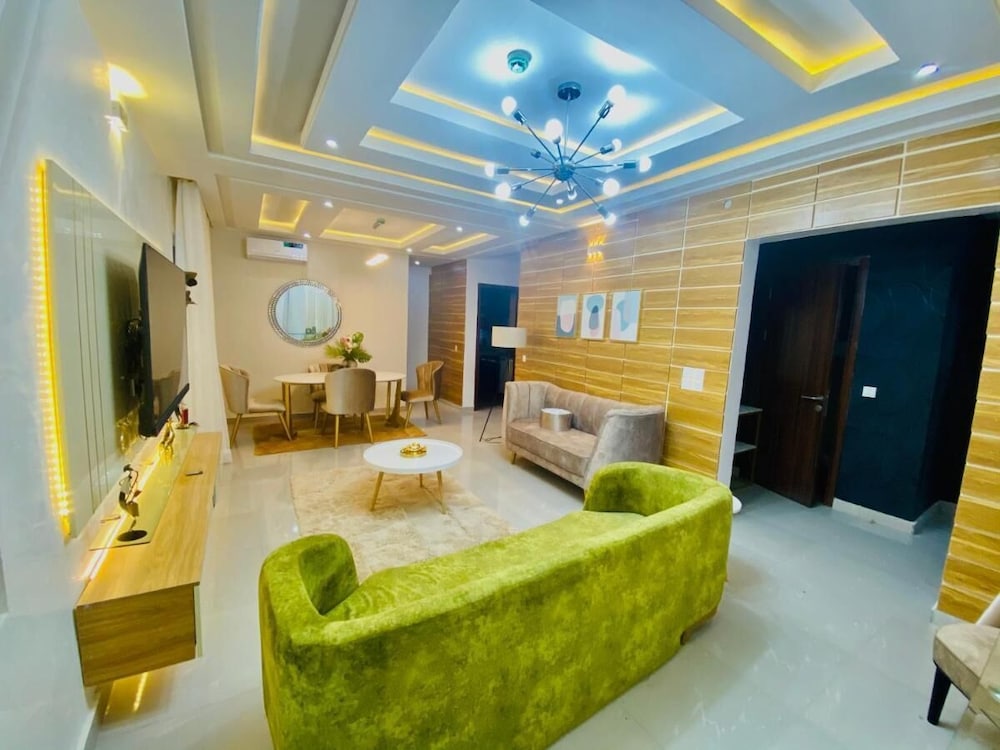 Shortlethomes- Renee's Luxury Apartments