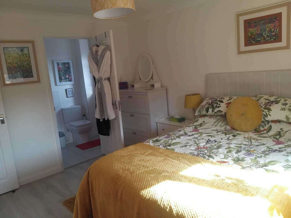 1-bed Seaside Retreat - Sleeps 2, Parking & Garden