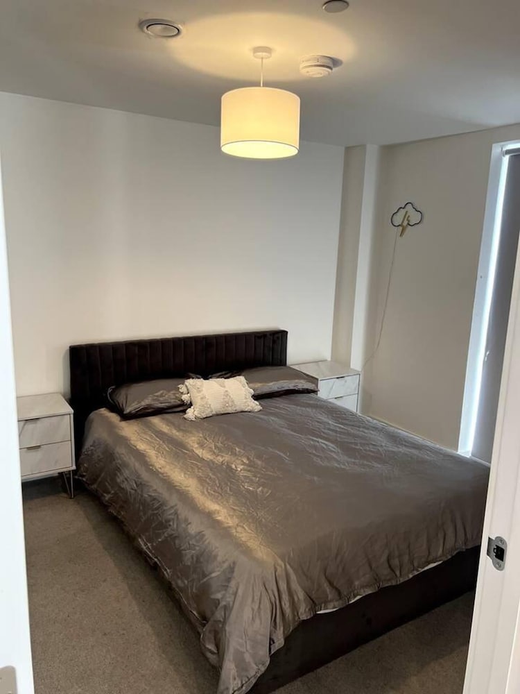 One Bedroom Luxury Flat in City Center view 4