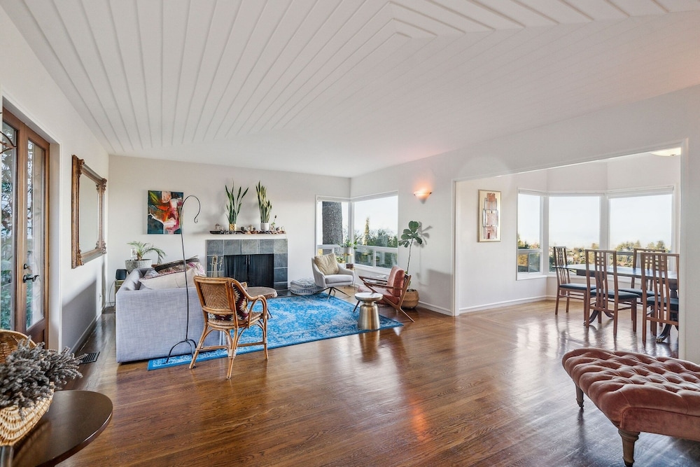 Charming 1933 Ridge-top Home With Stunning Views 4 Bedroom Home