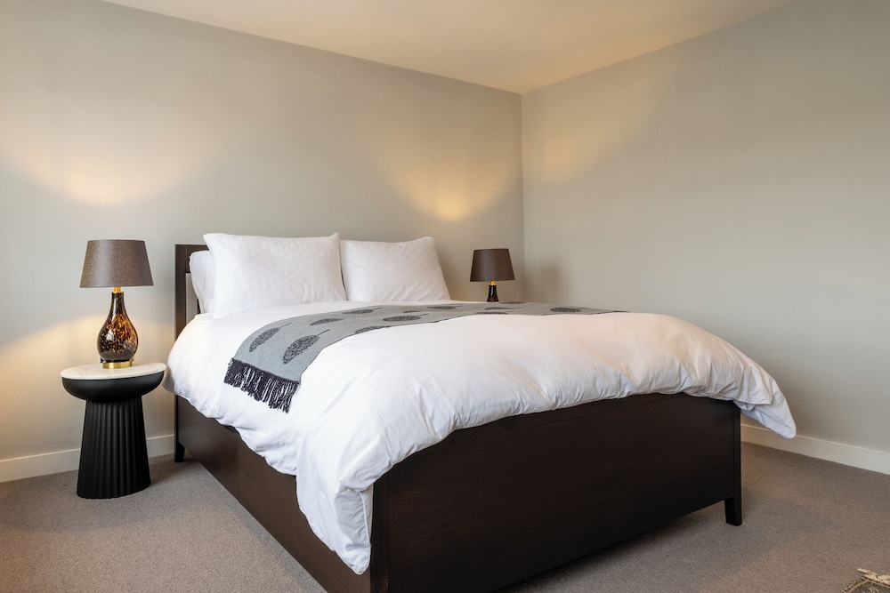 Stunning High Street Loft in Cheltenham