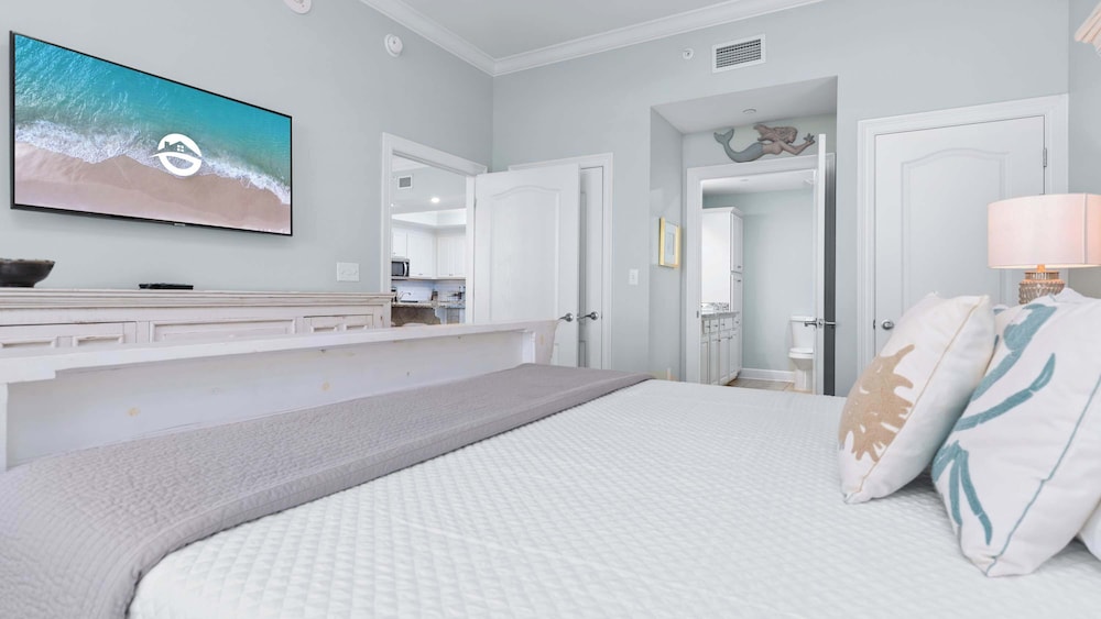 Beachfront 3-bedroom Condo on 15th Floor Balcony, Lazy River, Jacuzzis