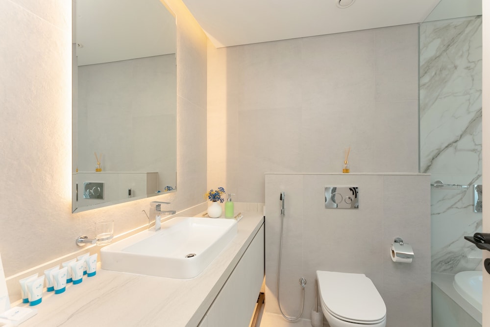 SIMPLY COMFORT  Bright Apartments Steps from Marina Walk